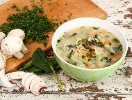 Рецепта Пролетна зеленчукова супа със спанак, гъби, ориз, пресен зелен лук и настъргани моркови